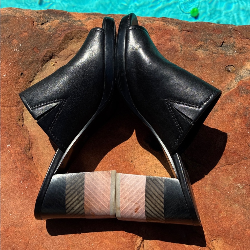 Frye Black Leather Women’s Mules slides sandals with Multi-Stripe block Heel 10